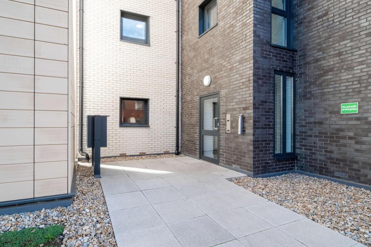 Livestay-New Private Apartment Building Minutes From Heathrow 斯劳 外观 照片