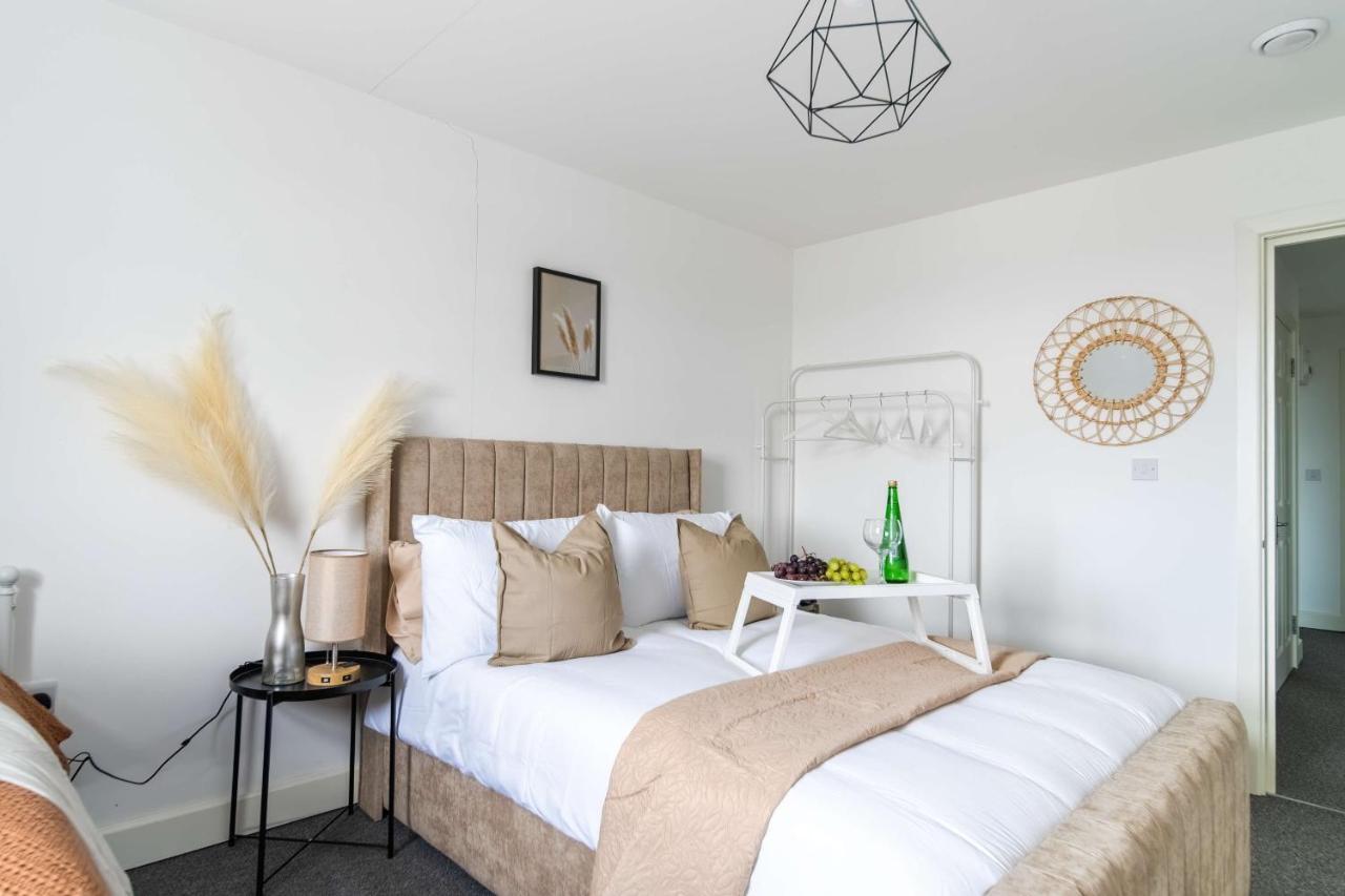 Livestay-New Private Apartment Building Minutes From Heathrow 斯劳 外观 照片