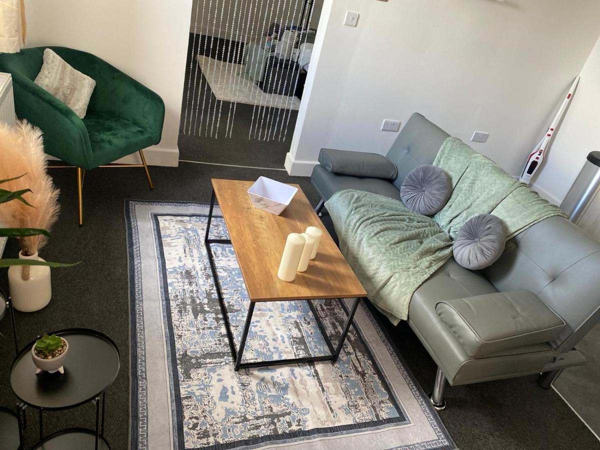 Livestay-New Private Apartment Building Minutes From Heathrow 斯劳 外观 照片
