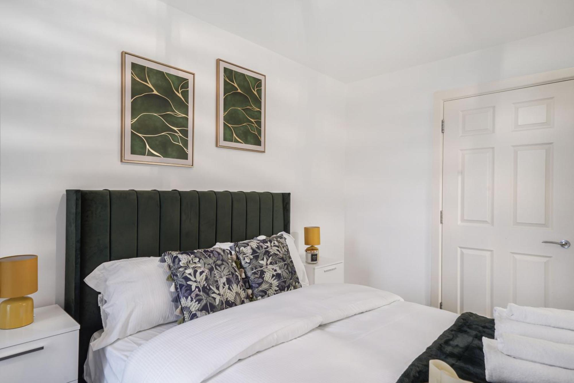 Livestay-New Private Apartment Building Minutes From Heathrow 斯劳 外观 照片