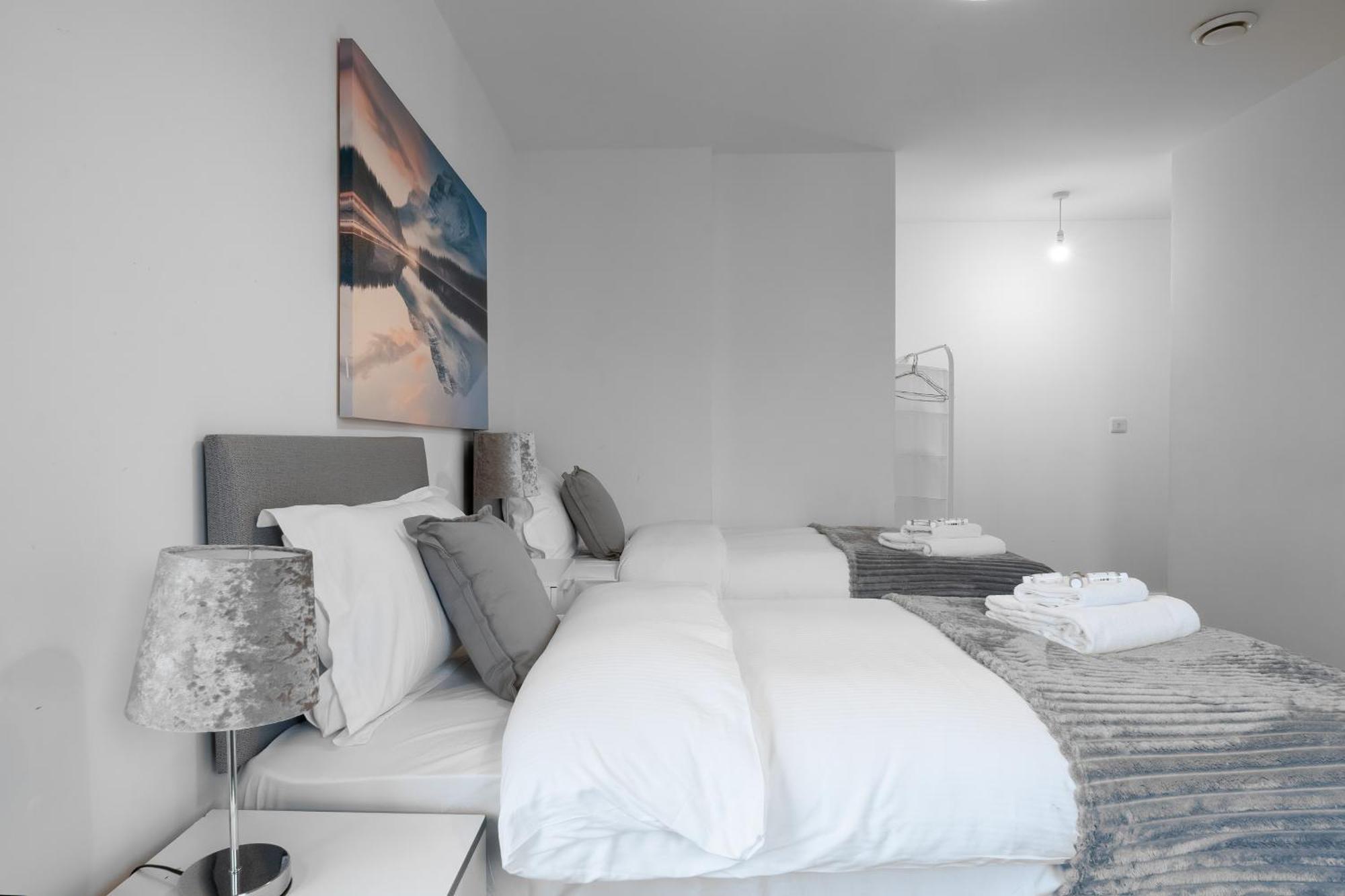 Livestay-New Private Apartment Building Minutes From Heathrow 斯劳 外观 照片