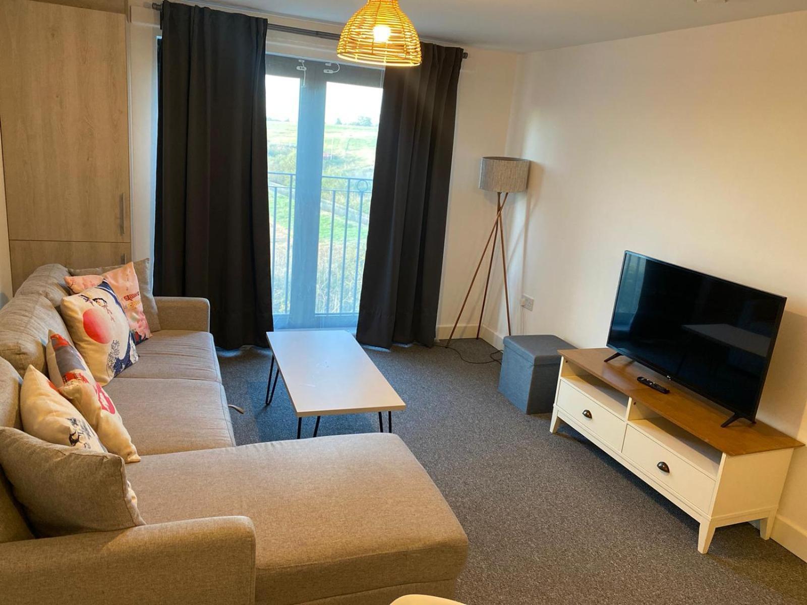 Livestay-New Private Apartment Building Minutes From Heathrow 斯劳 外观 照片